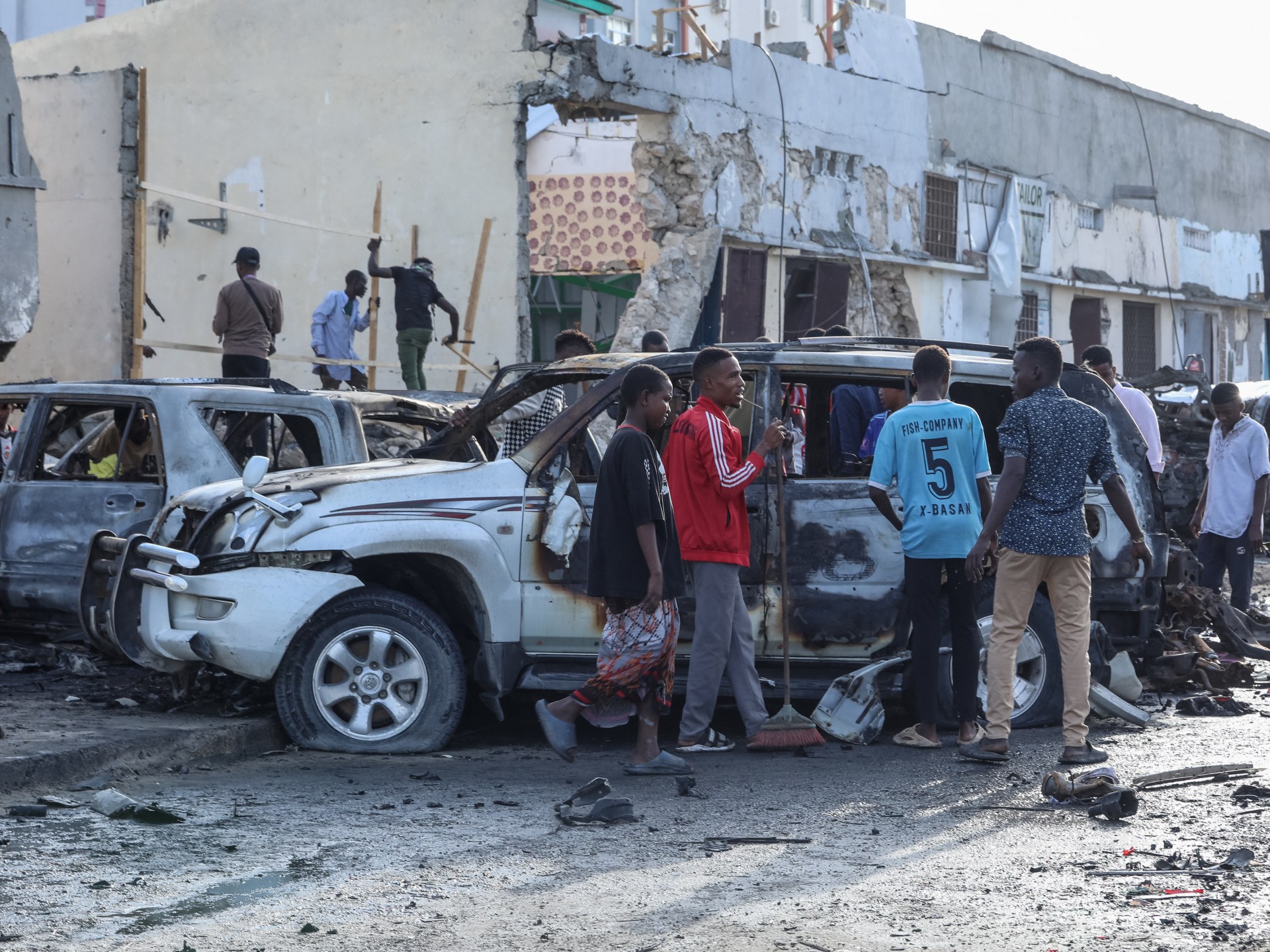 Deadly car bomb targets busy cafe in the Somali capital | Al-Shabab News [Video]