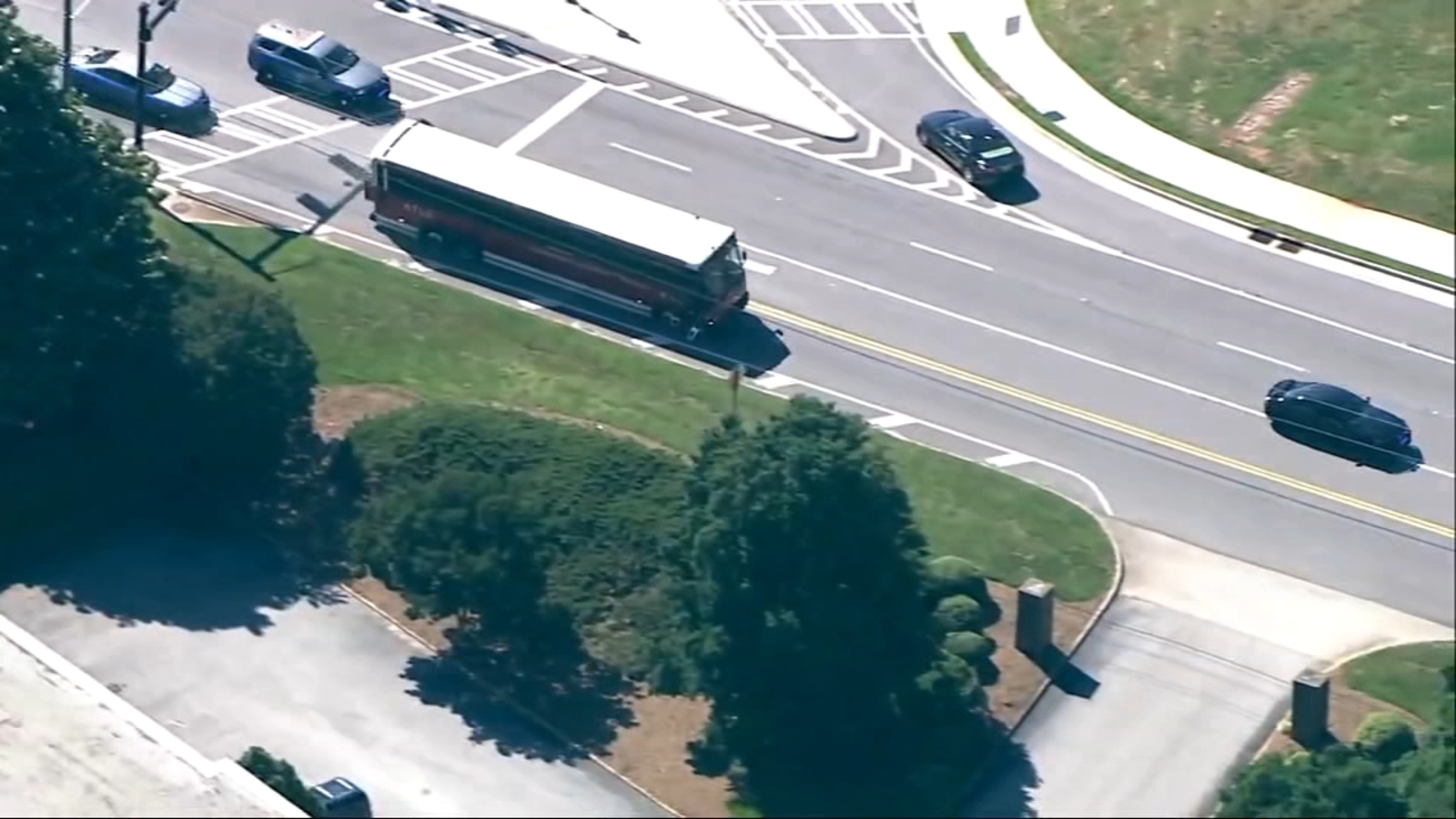 Police chase Gwinnett County: Atlanta cops pursue hijacked transit bus up I-85 to DeKalb County; Joseph Grier in custody, 1 dead [Video]