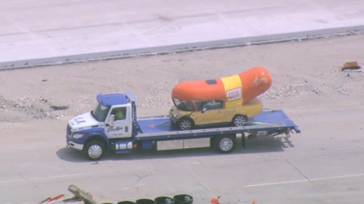 Oscar Mayer Wienermobile crashes; flips over on busy Illinois highway  NBC Los Angeles [Video]