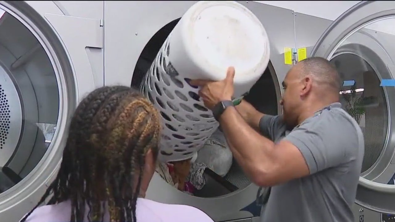 Tampa police officers do laundry for neighbors [Video]