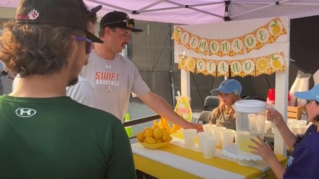 Community rallies around 7-year-old Saskatoon girl robbed of cash, candy at lemonade stand [Video]