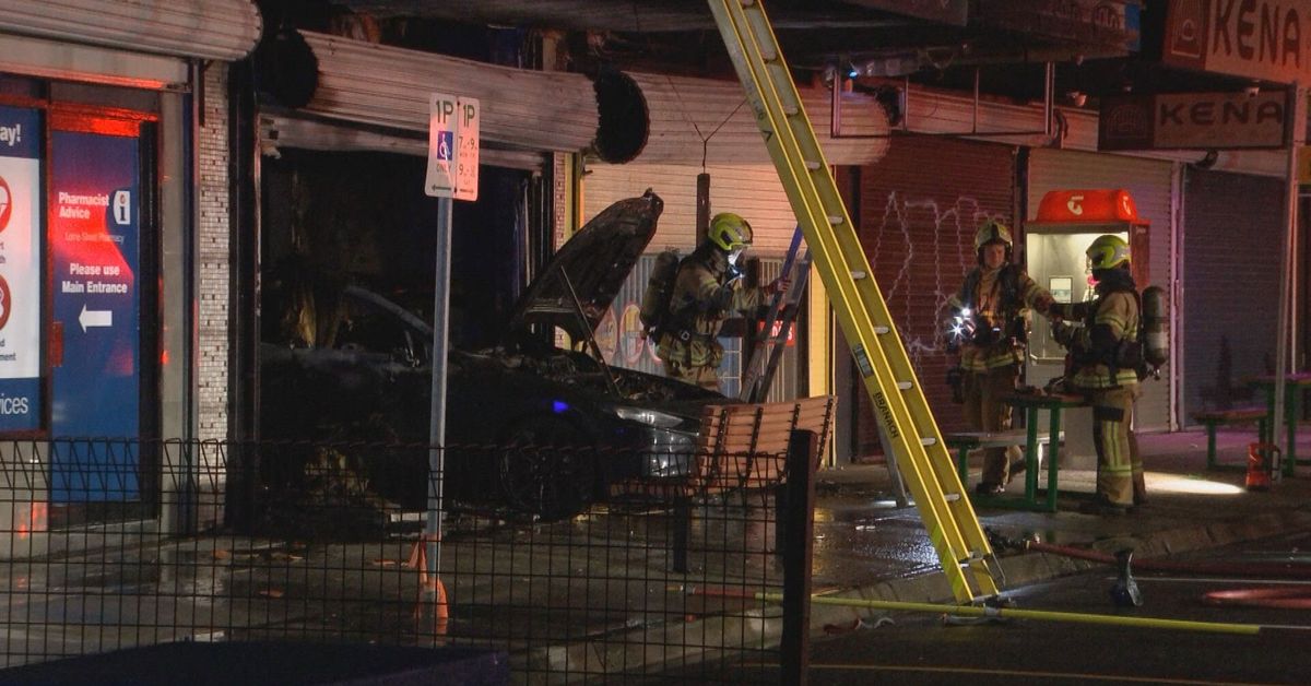 Car burned out in Melbourne barbershop fire [Video]