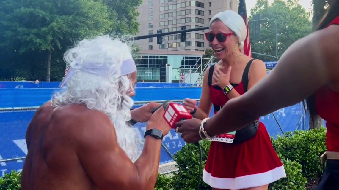 Santa Claus proposal AJC Peachtree Road Race [Video]