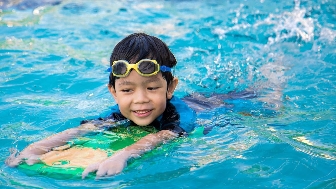 Des Moines pools offering sensory swim program [Video]