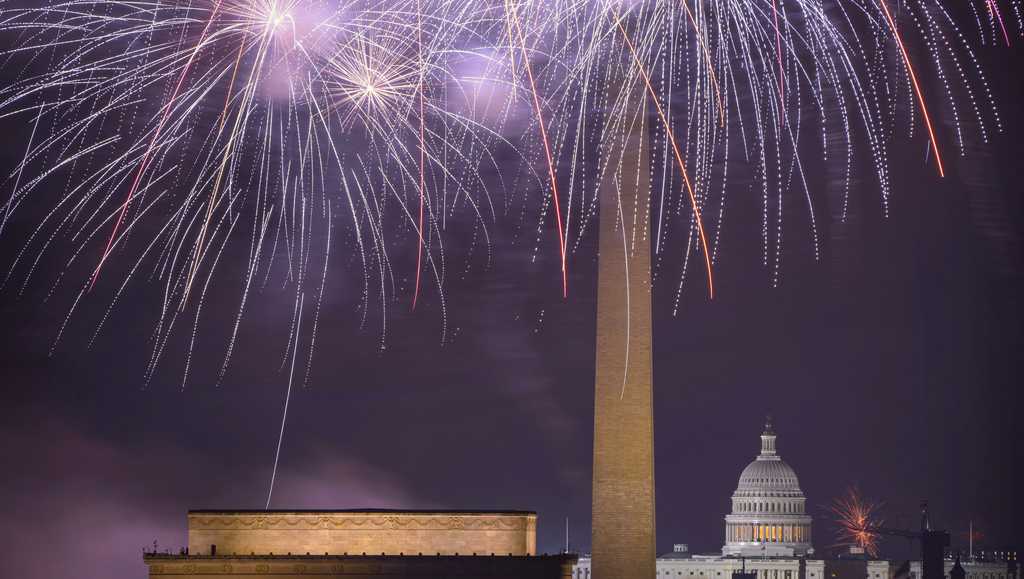 Americans endure searing heat to celebrate July Fourth [Video]