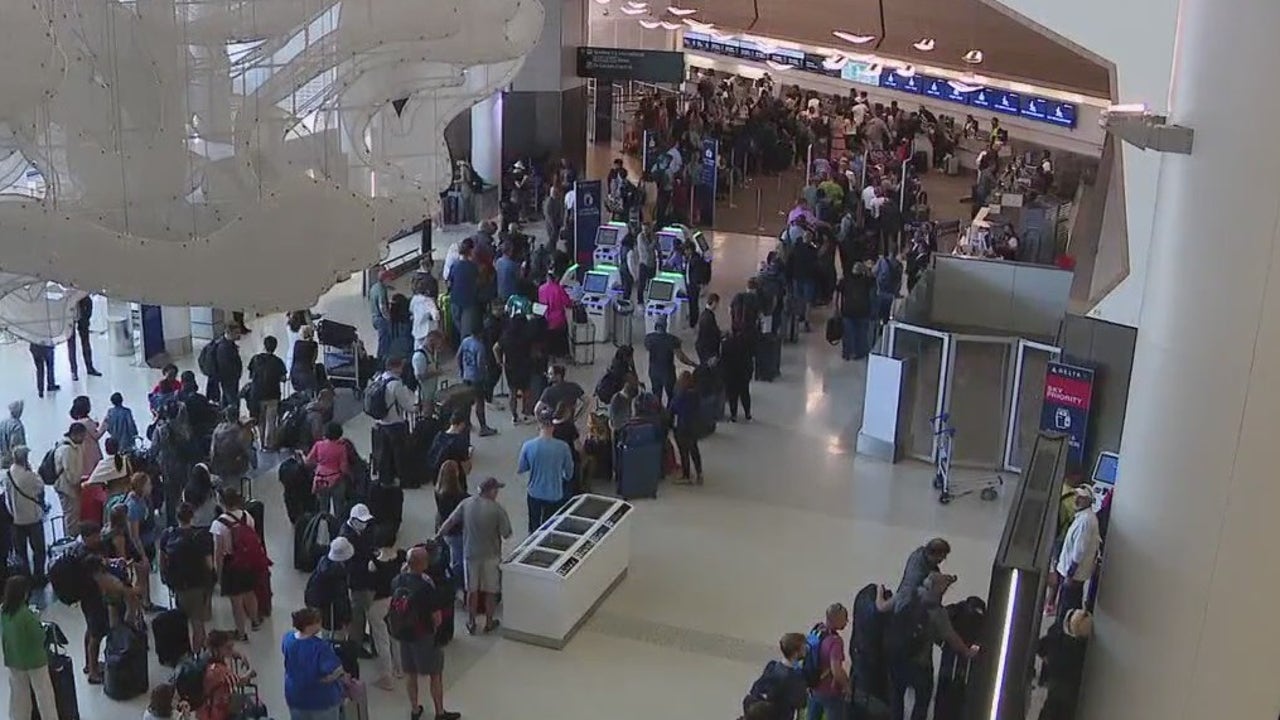 Flights at SFO impacted by global outage [Video]