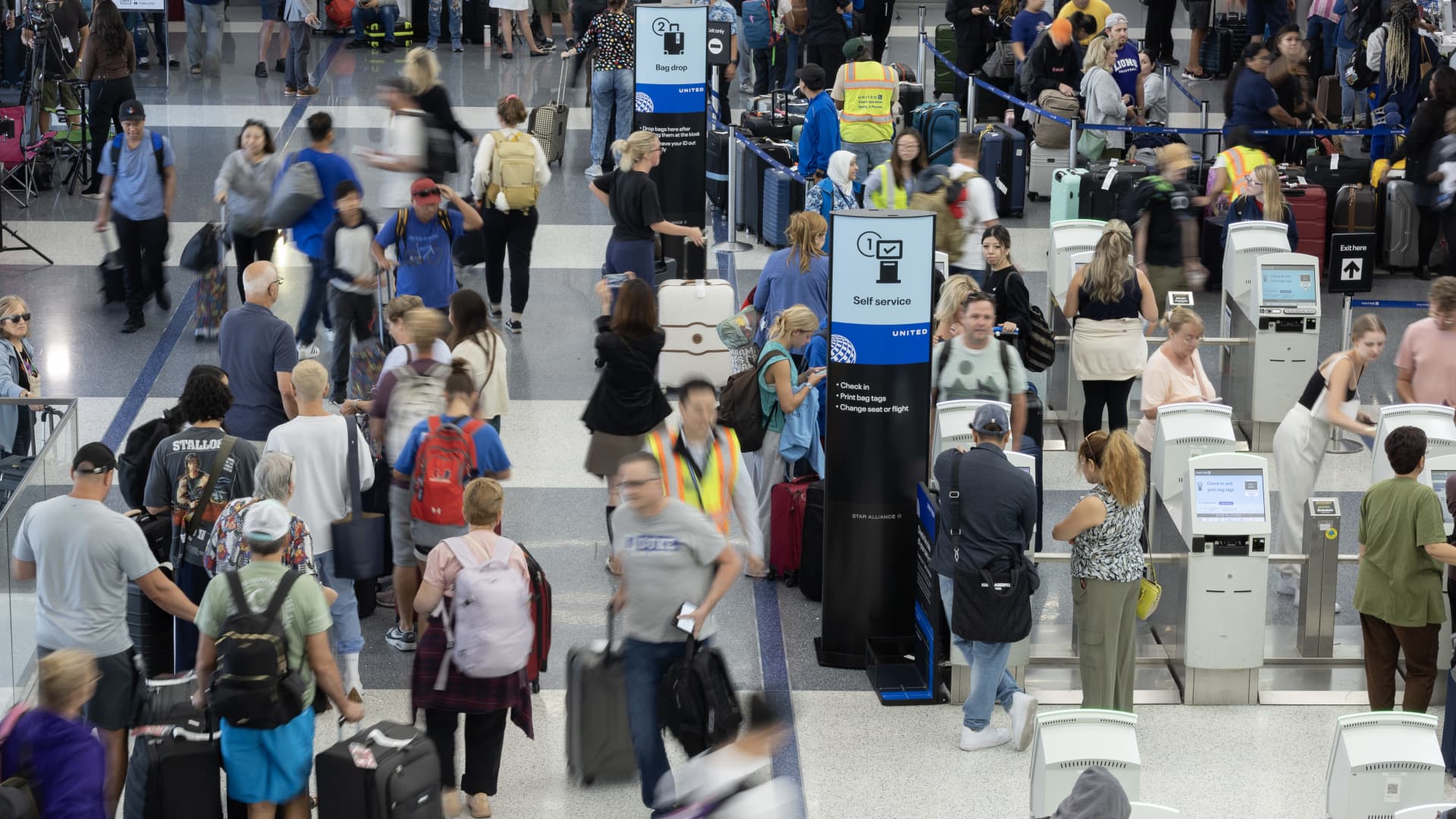 Flight cancellations persist after IT outage [Video]