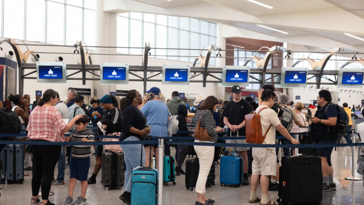 Most airlines except one are recovering from the CrowdStrike tech outage. The feds have noticed  NBC Bay Area [Video]