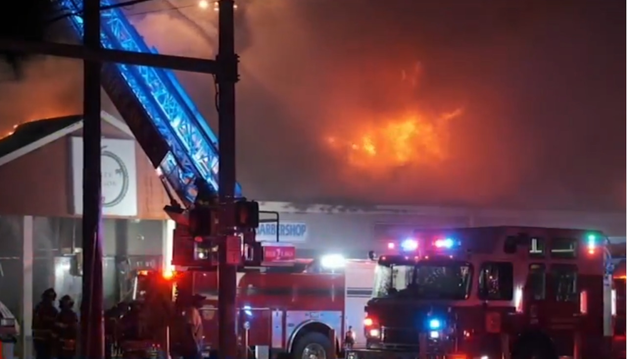 Blaze rips through N.J. strip mall, damages several shops [Video]