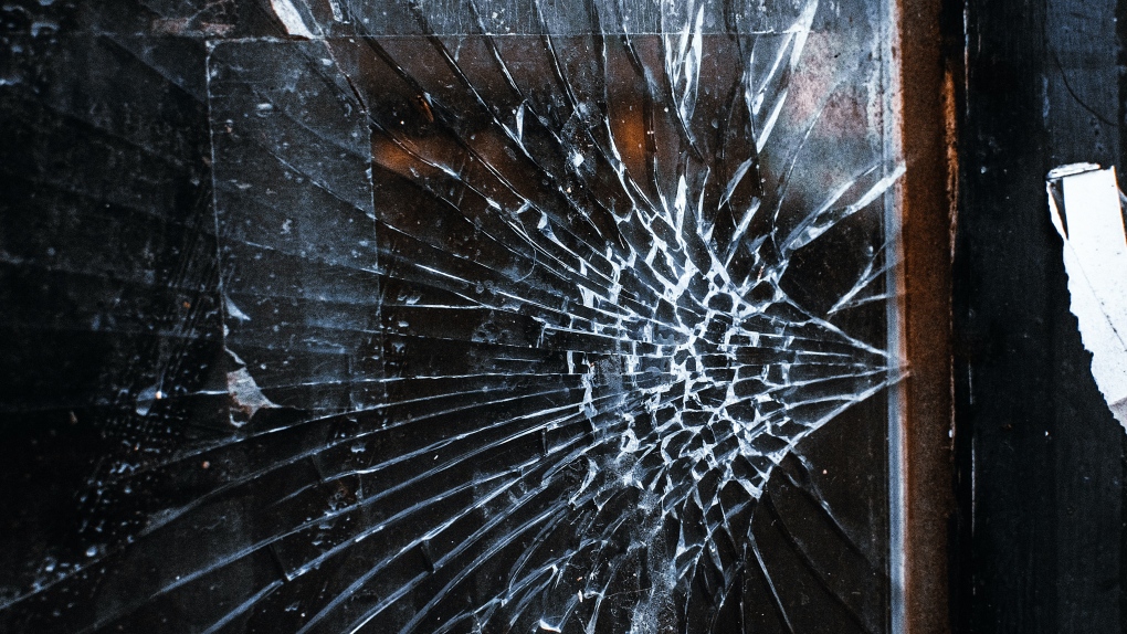 Guelph Police search for suspects after alleged break-in and smashed window [Video]