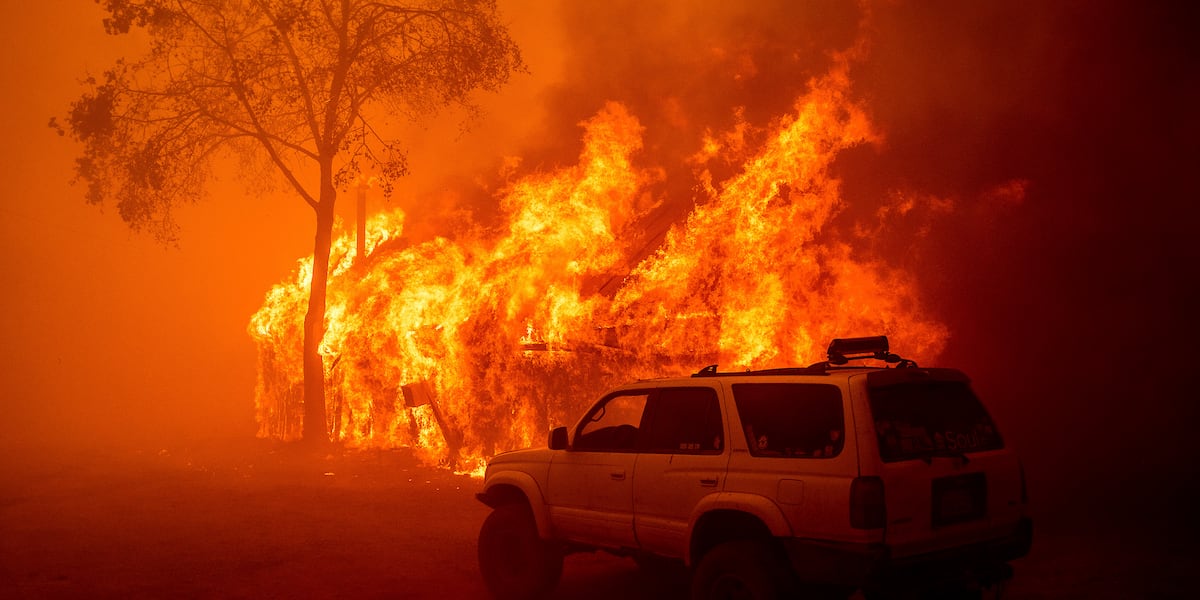 A tanker plane crash has killed a firefighting pilot in Oregon as Western wildfires spread [Video]