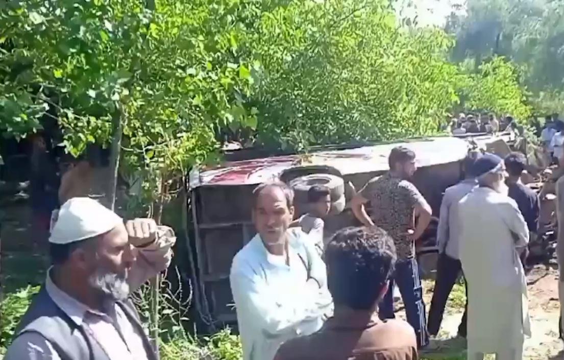 Five children among eight members of family killed in road accident in south Kashmir [Video]