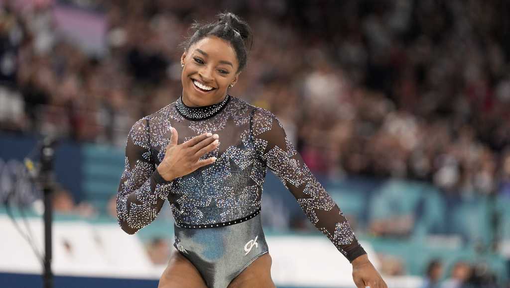 Simone Biles shakes off leg injury to dominate during Olympic gymnastics qualifying [Video]