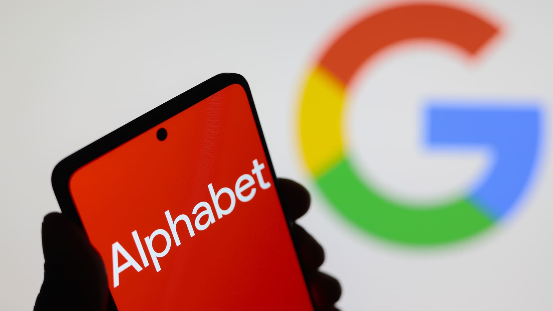 Alphabet partnership with AI firm Anthropic probed by UK regulator [Video]