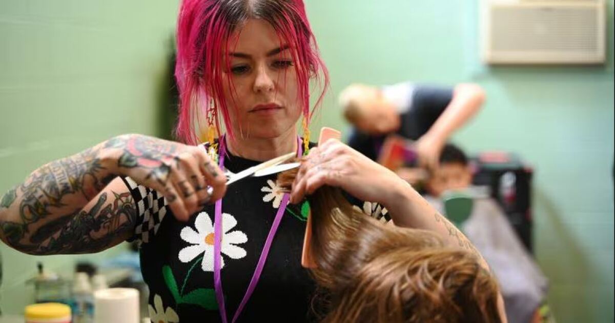 Kids get free haircuts for start of schools thanks to Hamilton salon [Video]