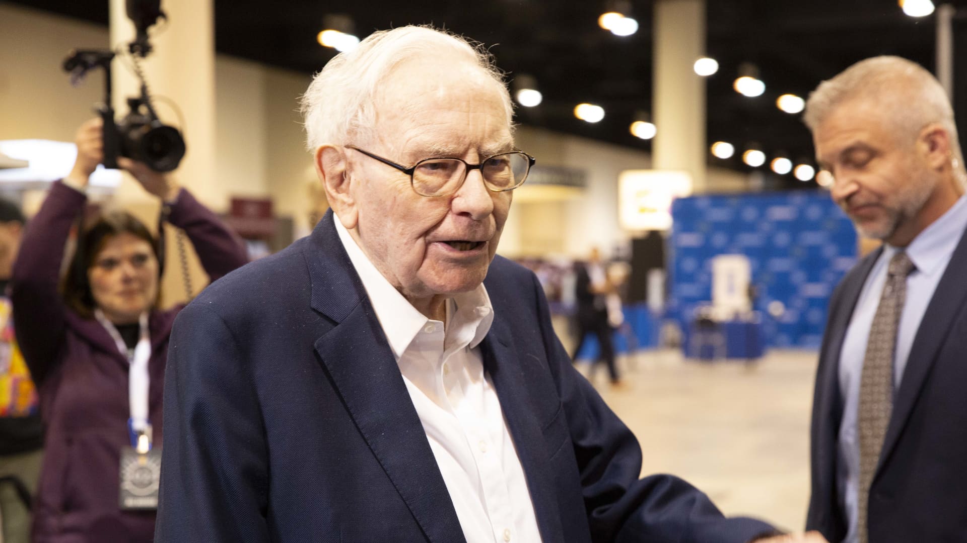 Warren Buffett’s Berkshire Hathaway sold nearly half its stake in Apple [Video]