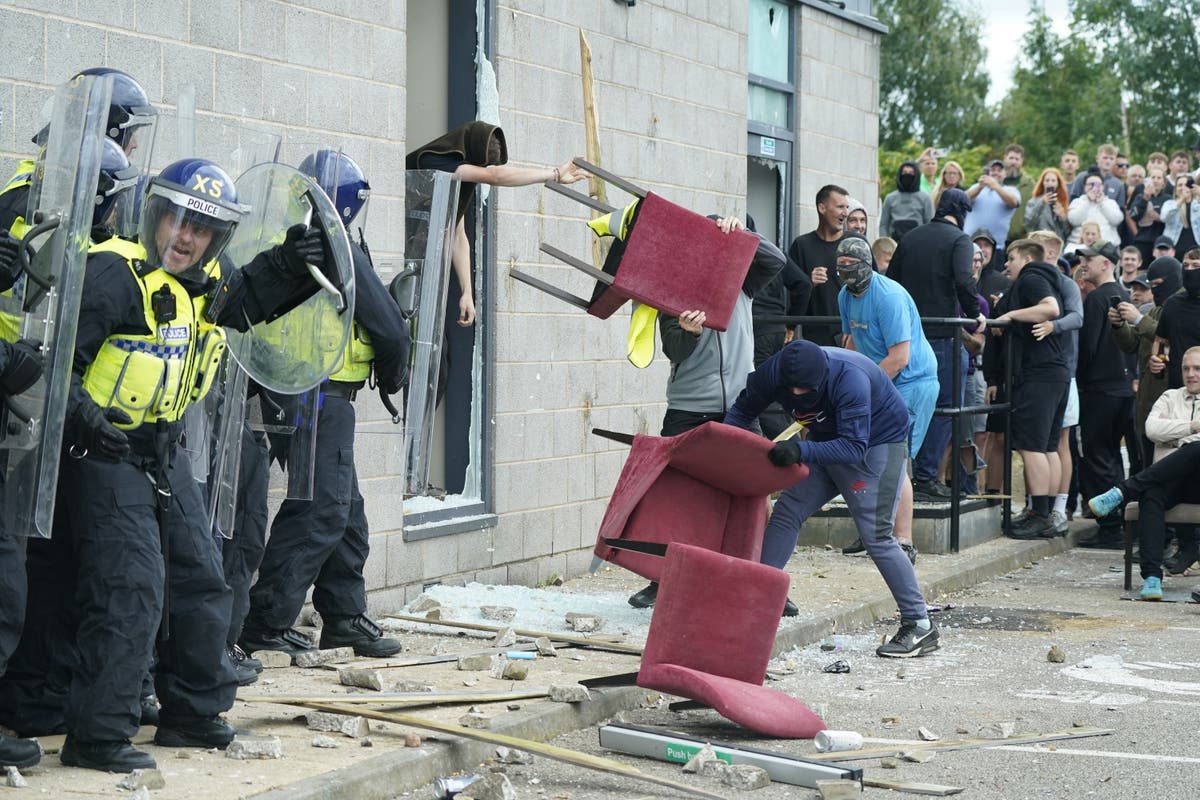 Far-right mob storms Rotherham hotel housing asylum seekers and starts fire with people inside [Video]