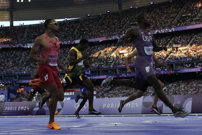 Noah Lyles back on track at Olympics for a no-drama run through first round of 200 meters [Video]