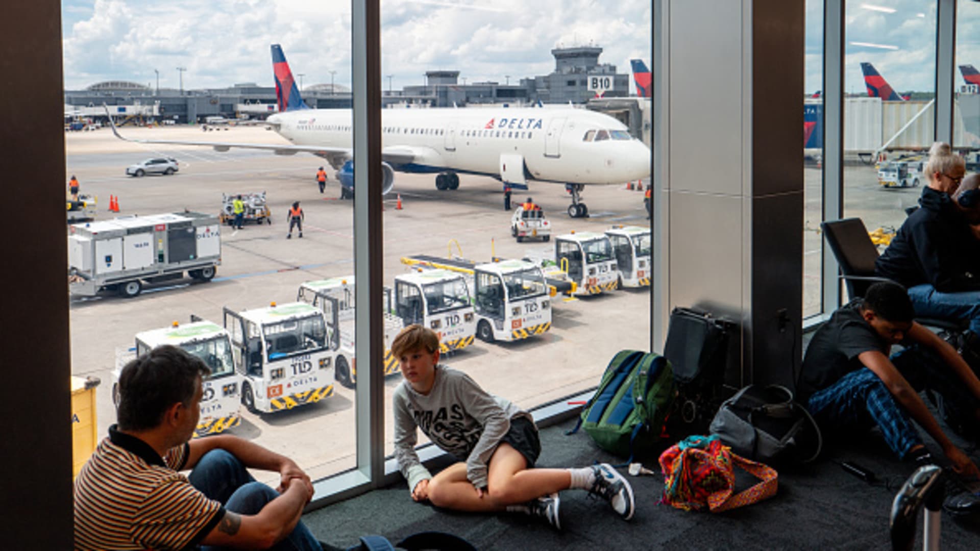 CrowdStrike is sued by fliers after massive outage disrupts air travel [Video]