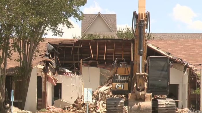 Crews begin demolishing Sutherland Springs church where gunman killed more than two dozen in 2017 [Video]