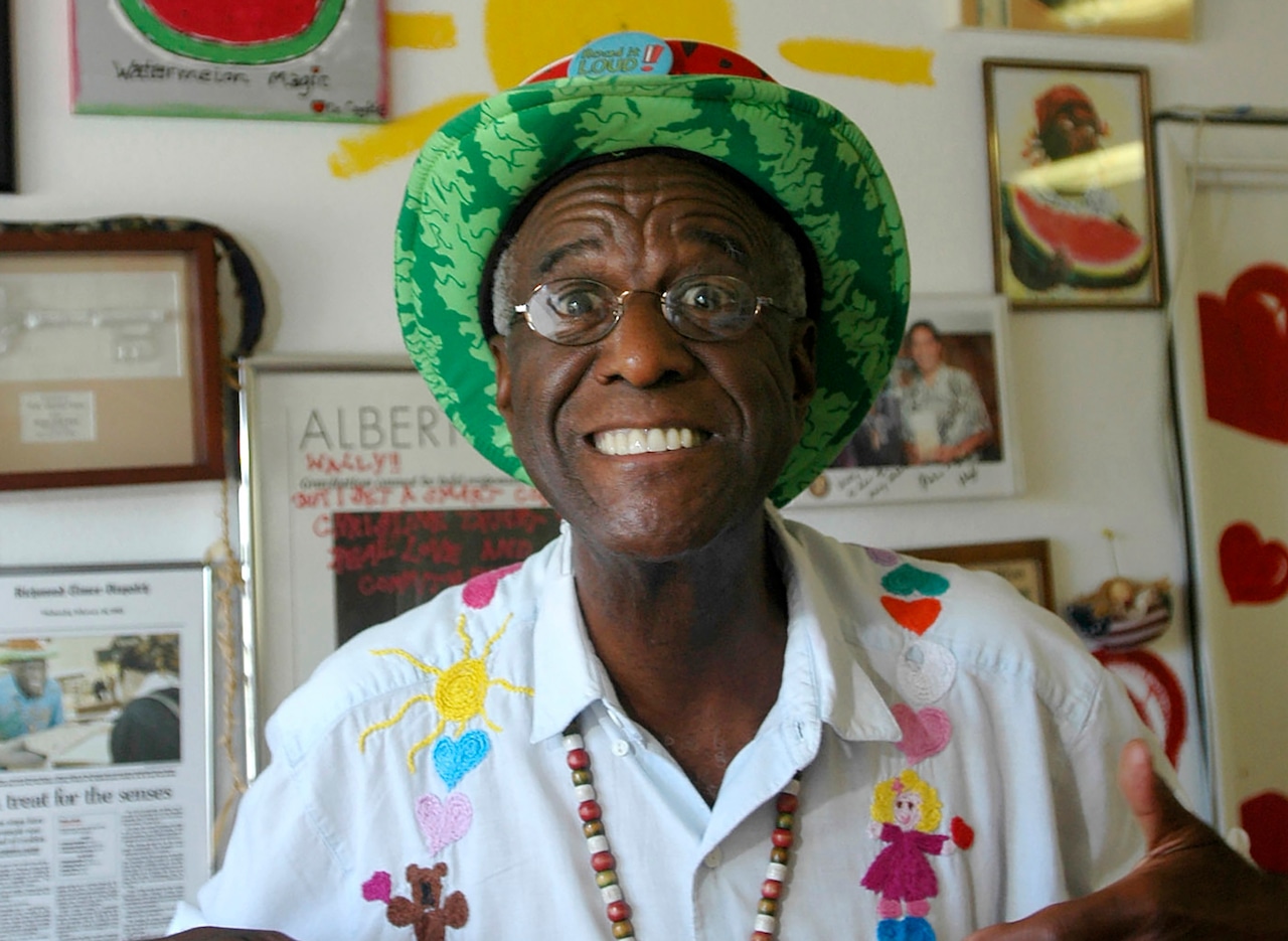 Wally Amos, 88, of cookie fame, dies at home in Hawaii [Video]