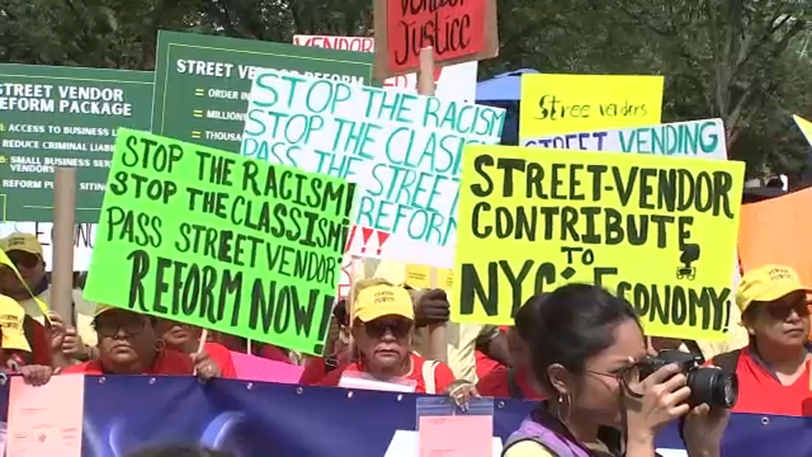 Street Vendors Rally: Hundreds gather at NYC’s City Hall calling for new bill to ease licensing process for street vendors [Video]