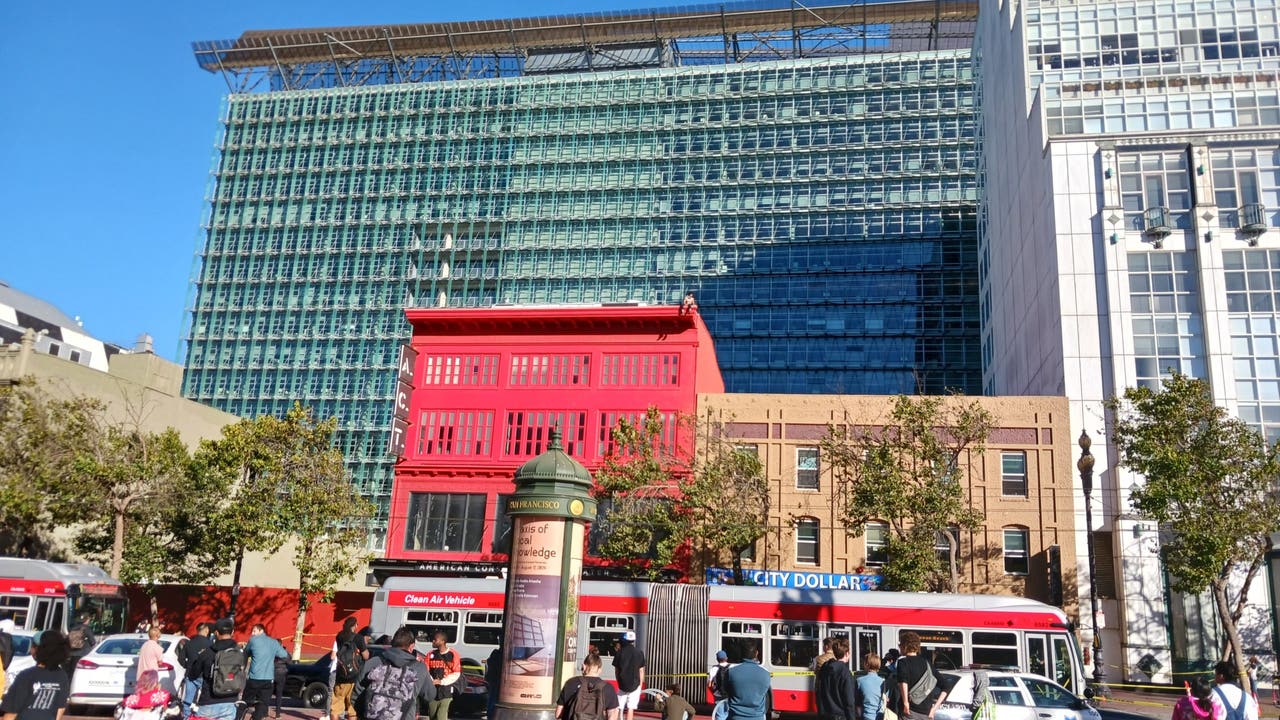 Man in distress on San Francisco Market Street rooftop, police advise to avoid area [Video]