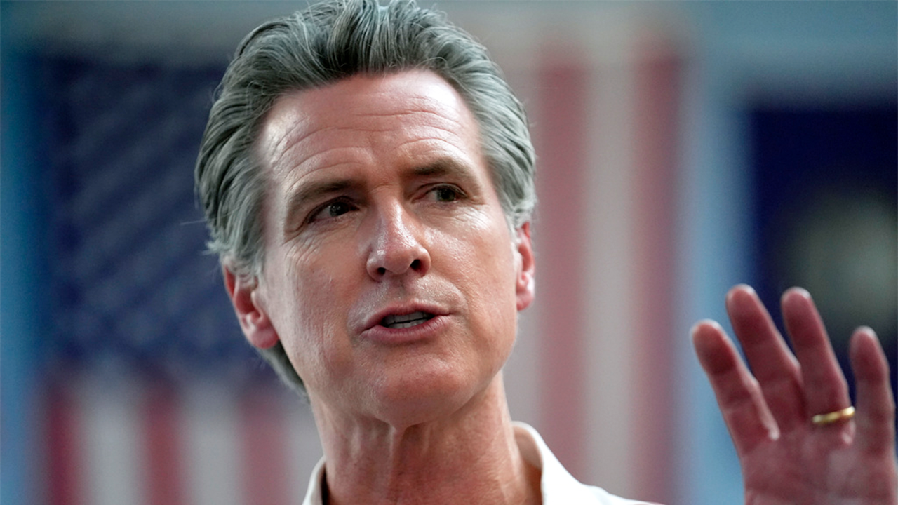 Newsom signs package seeking to curb smash-and-grab robberies, car thefts, shoplifting [Video]