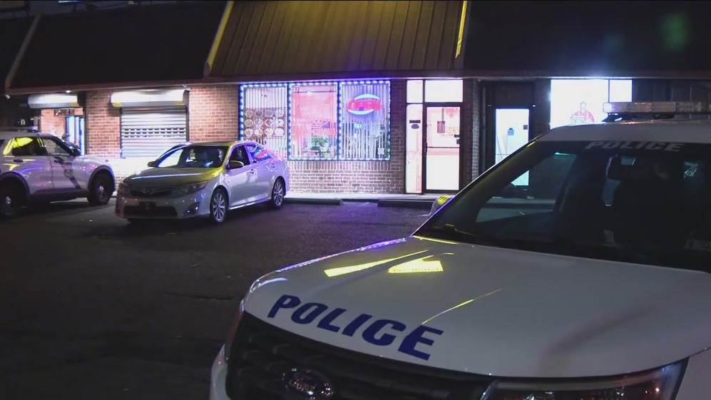 4 suspects sought after armed robbery at Mayfair business [Video]