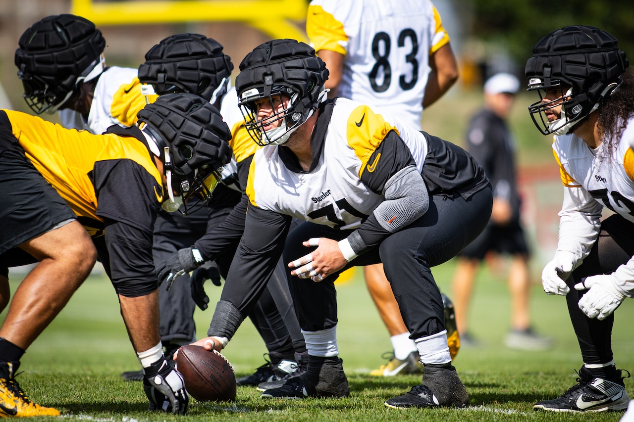 Pittsburgh Steelers center to miss significant time with shoulder injury [Video]