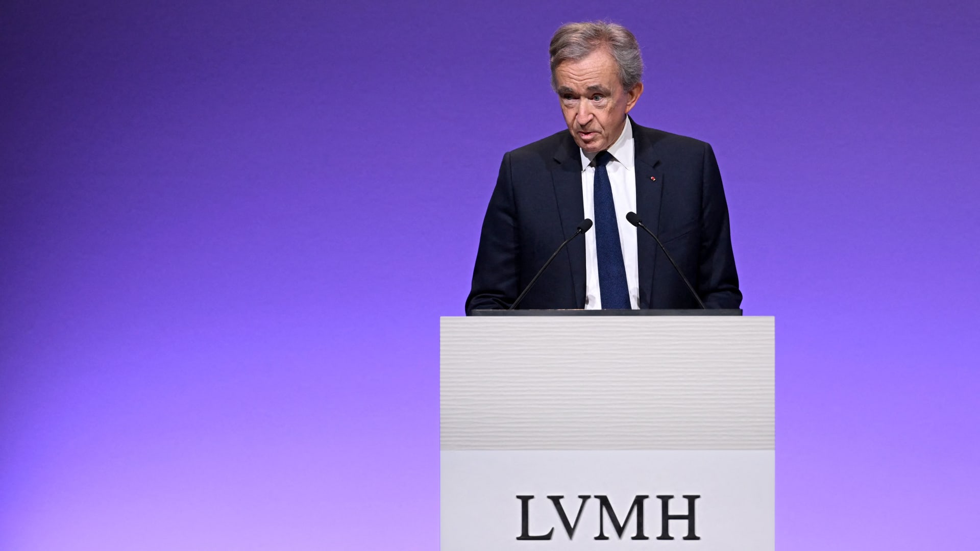 LVMH CEO Bernard Arnault’s family office invests in AI startups [Video]