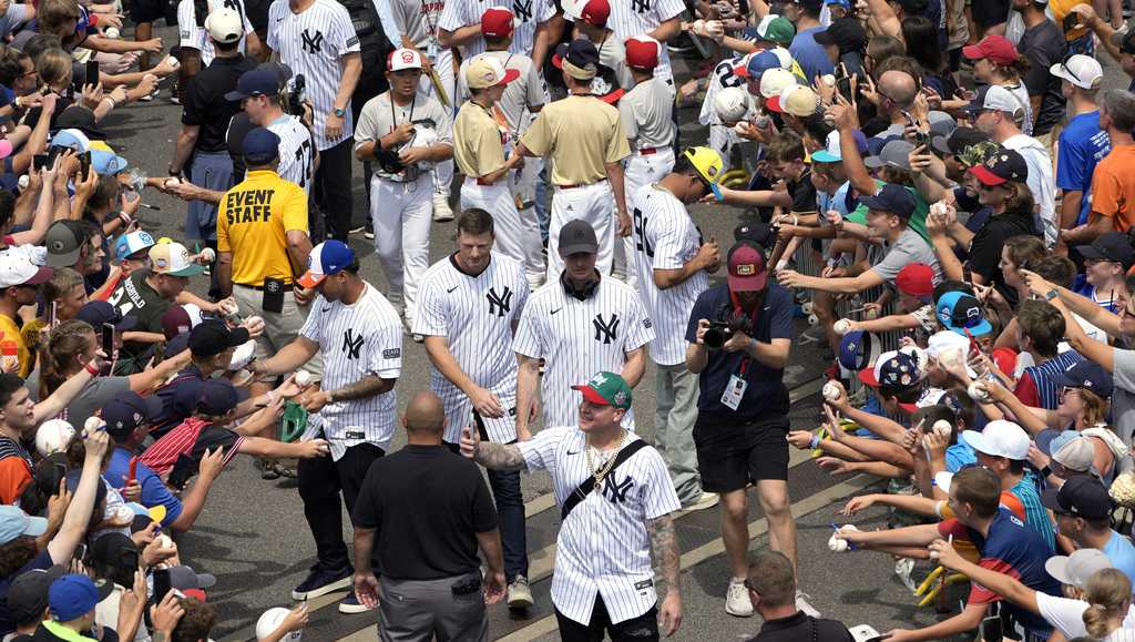 Tigers, Yankees take field at annual MLB Little League Classic [Video]