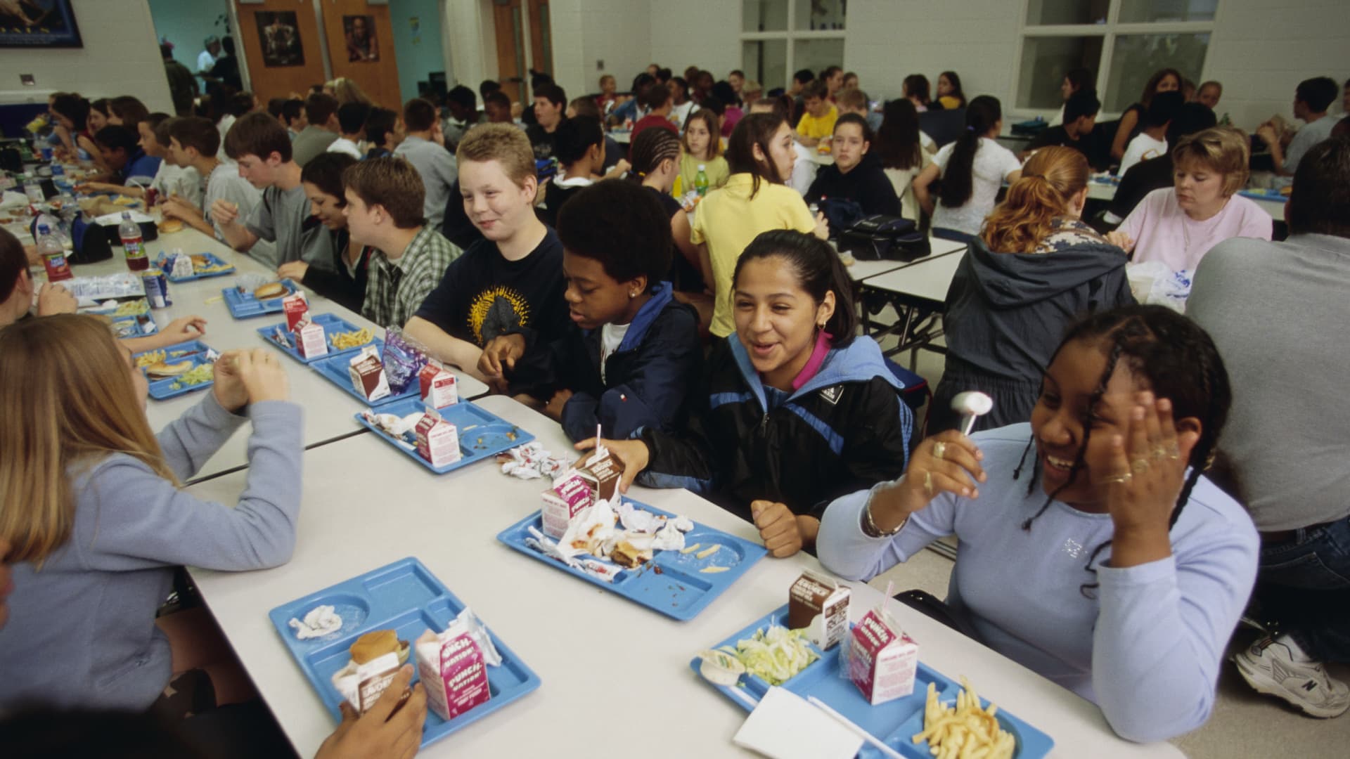 Why universal free school lunches may become a campaign issue [Video]