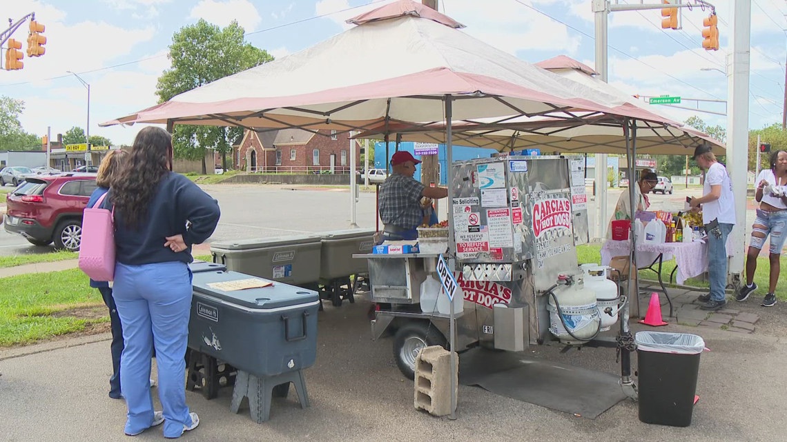 Customers rally to support Indianapolis hot dog vendor [Video]