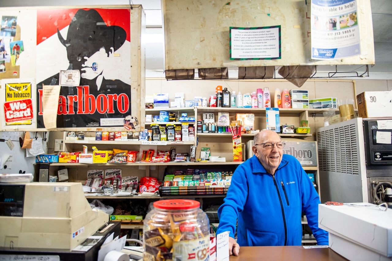 Bill Vlassis, owner of Saginaw landmark Bills Party Store, remembered for generous heart [Video]