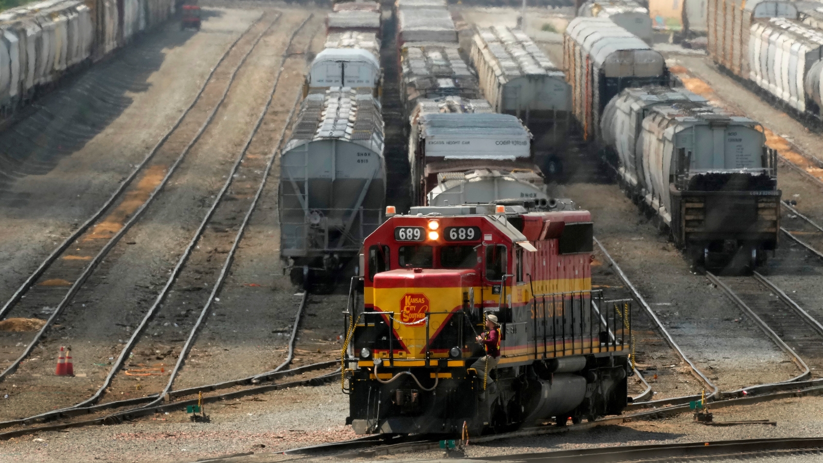 Canada’s 2 major freight railroads, Canadian National and CPKC, come to a full stop without new labor contracts [Video]