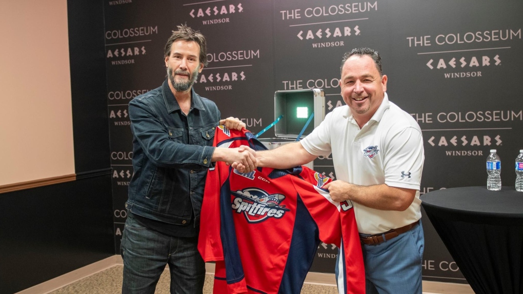 Keanu Reeves signs contract with Windsor Spitfires [Video]