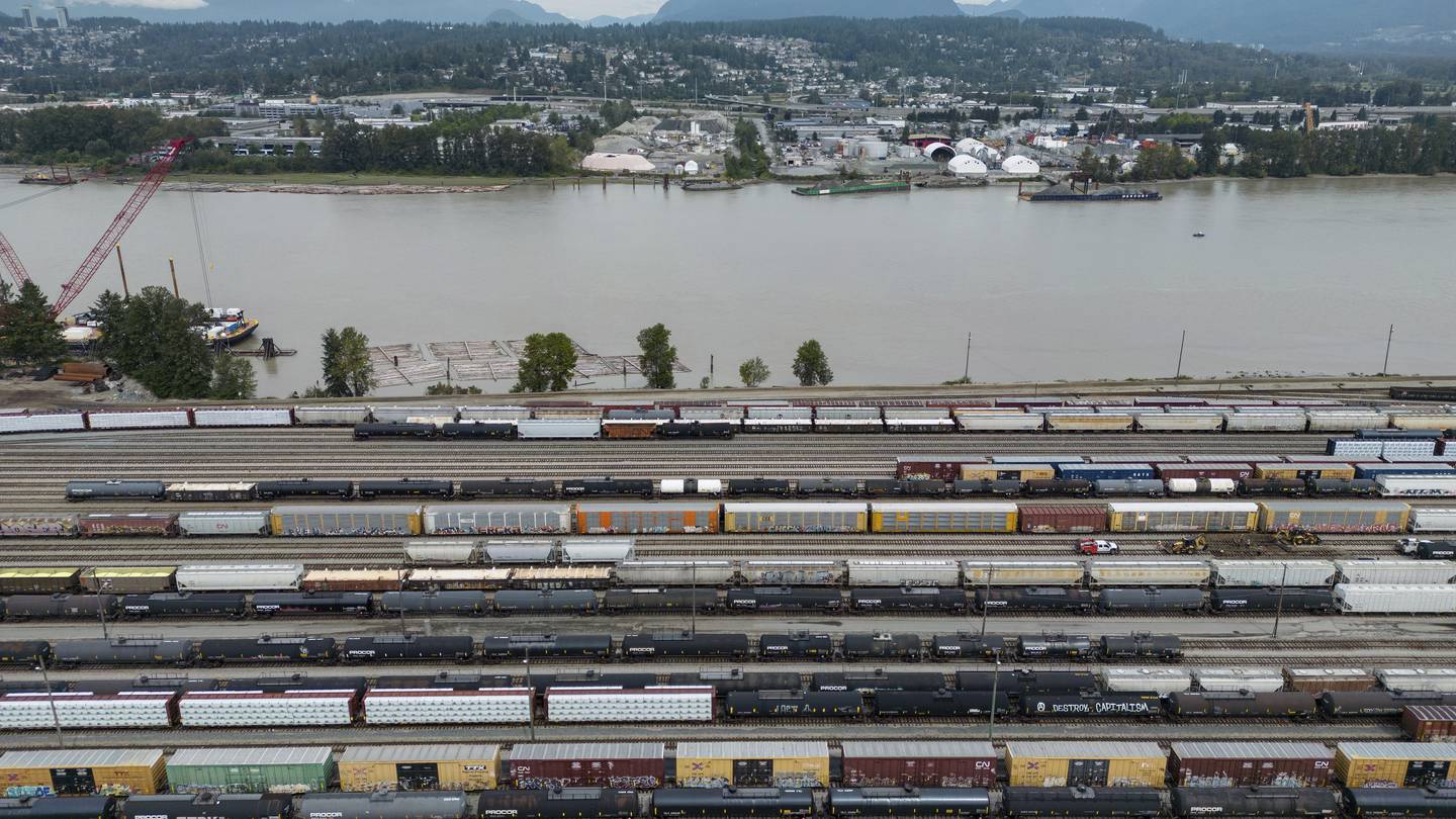 Trains rolling at 1 of Canada’s 2 major freight railroads as union challenges labor arbitration  WSOC TV [Video]