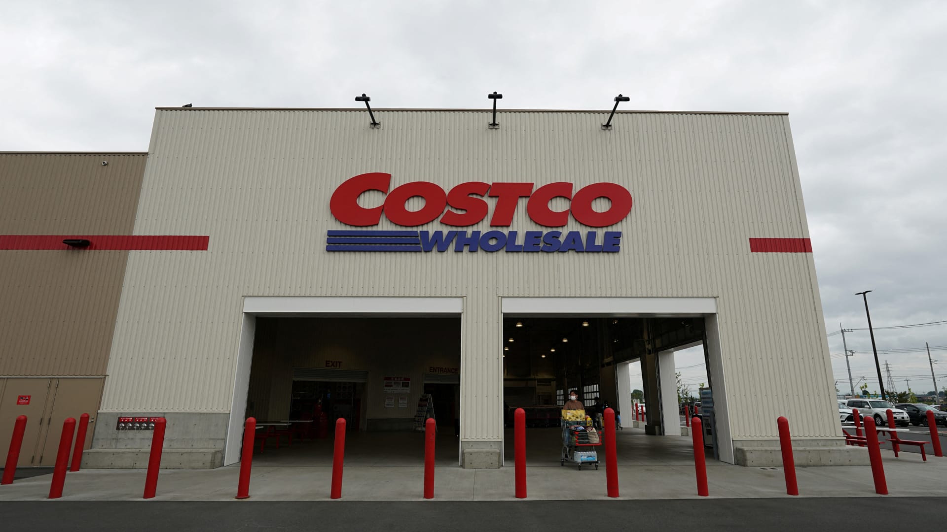 Stock market rotation back? Plus, the mob scene at Costco’s new store in Japan [Video]