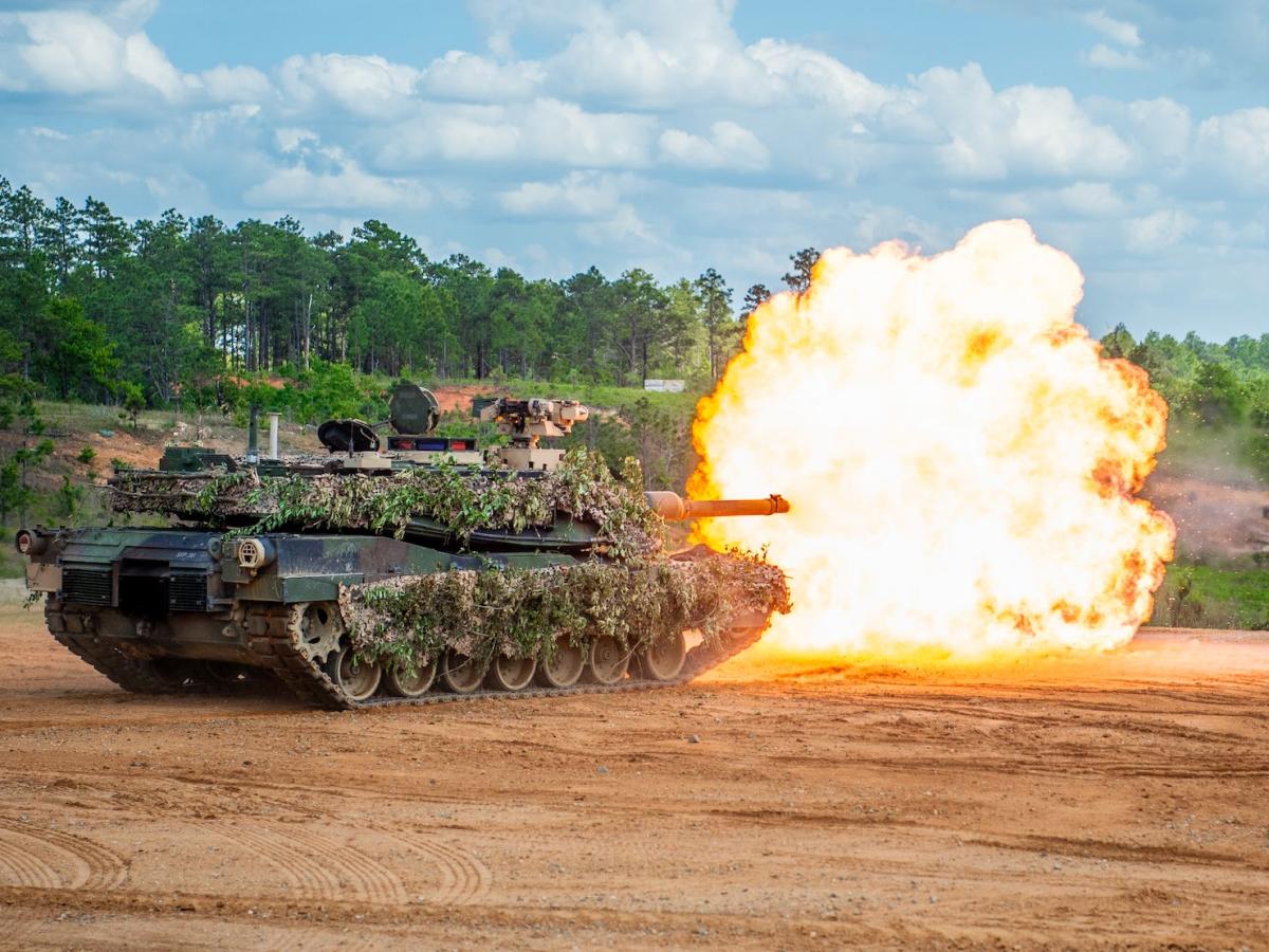 The US Army is telling its soldiers ‘you have to look up’ as it watches Abrams tanks face new threats in Ukraine [Video]