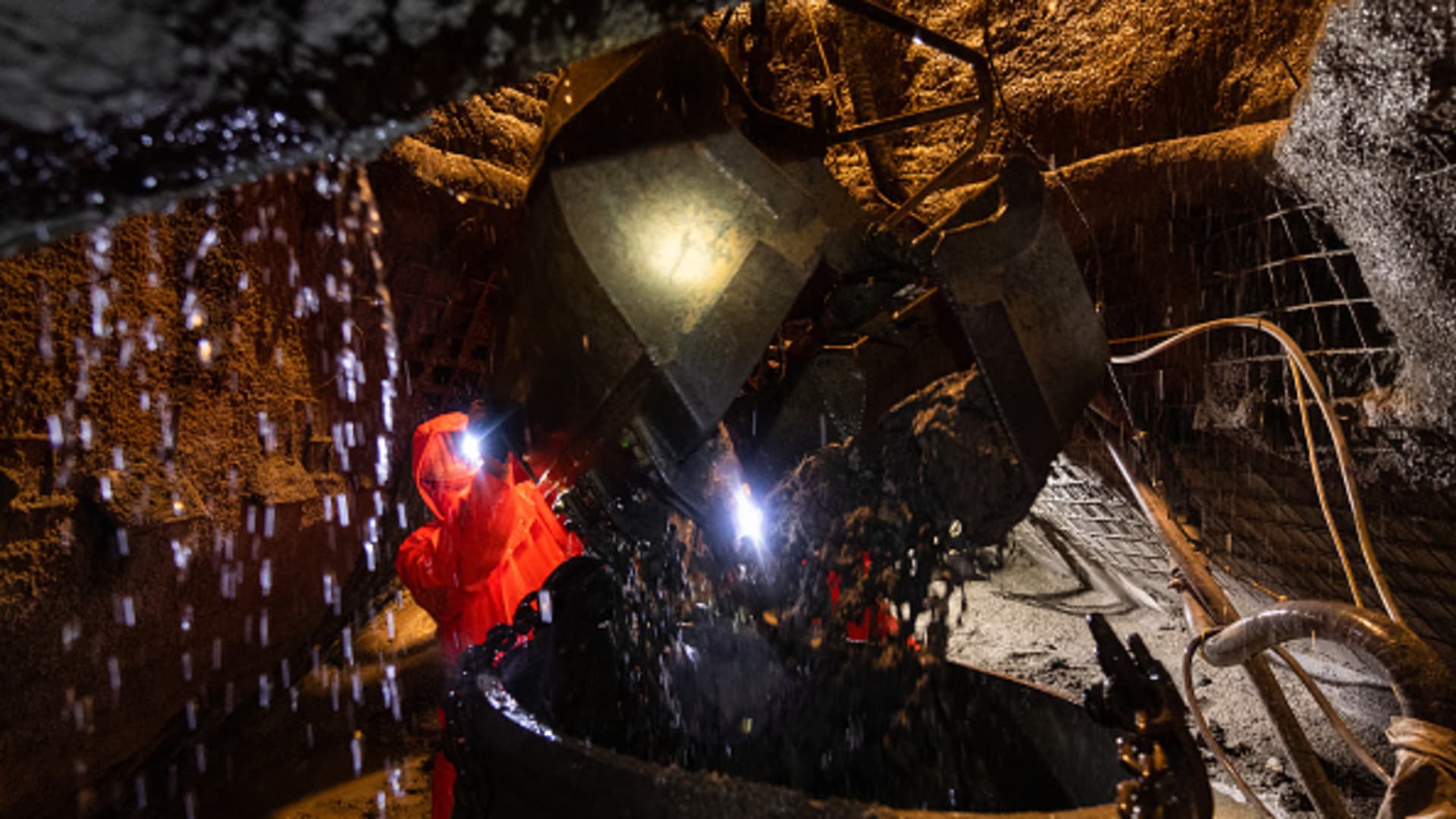 U.S. researchers visit Korean tungsten mine amid critical minerals race with China [Video]