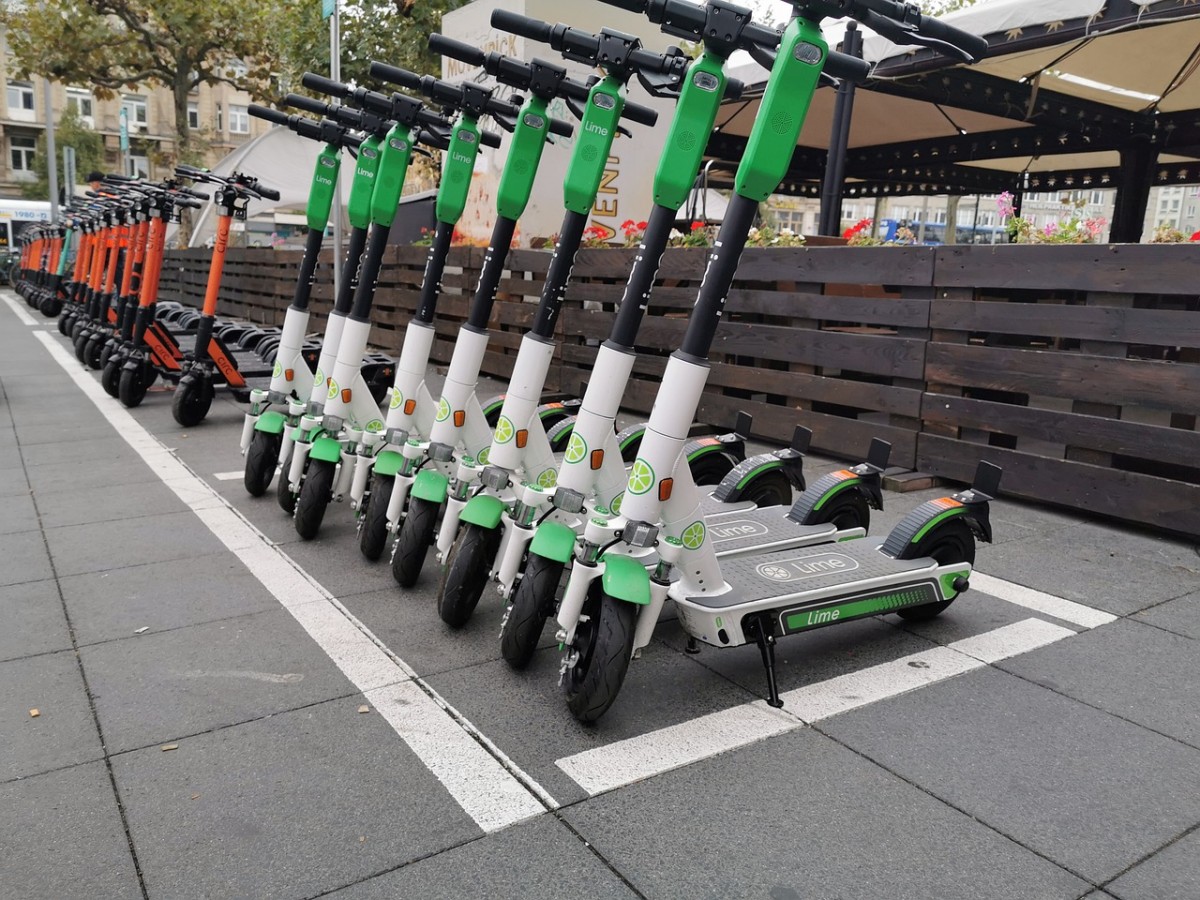 Father and son tourists who stole an electric scooter from Benidorm are tracked down by police thanks to its GPS tracker [Video]