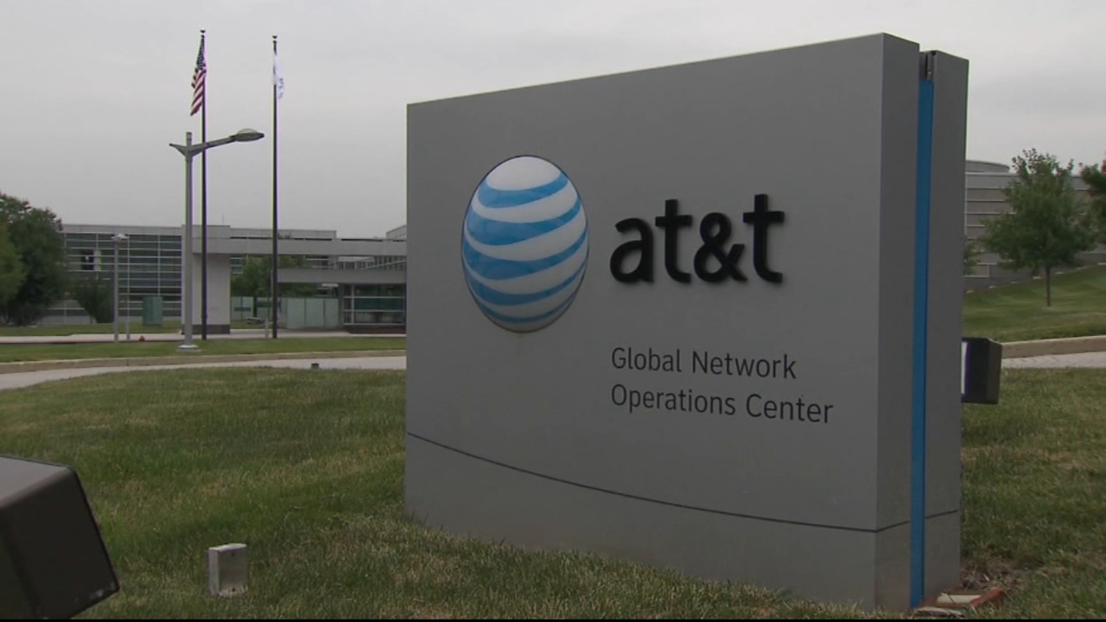 AT&T says it has resolved software issue that caused an outage for some wireless customers [Video]