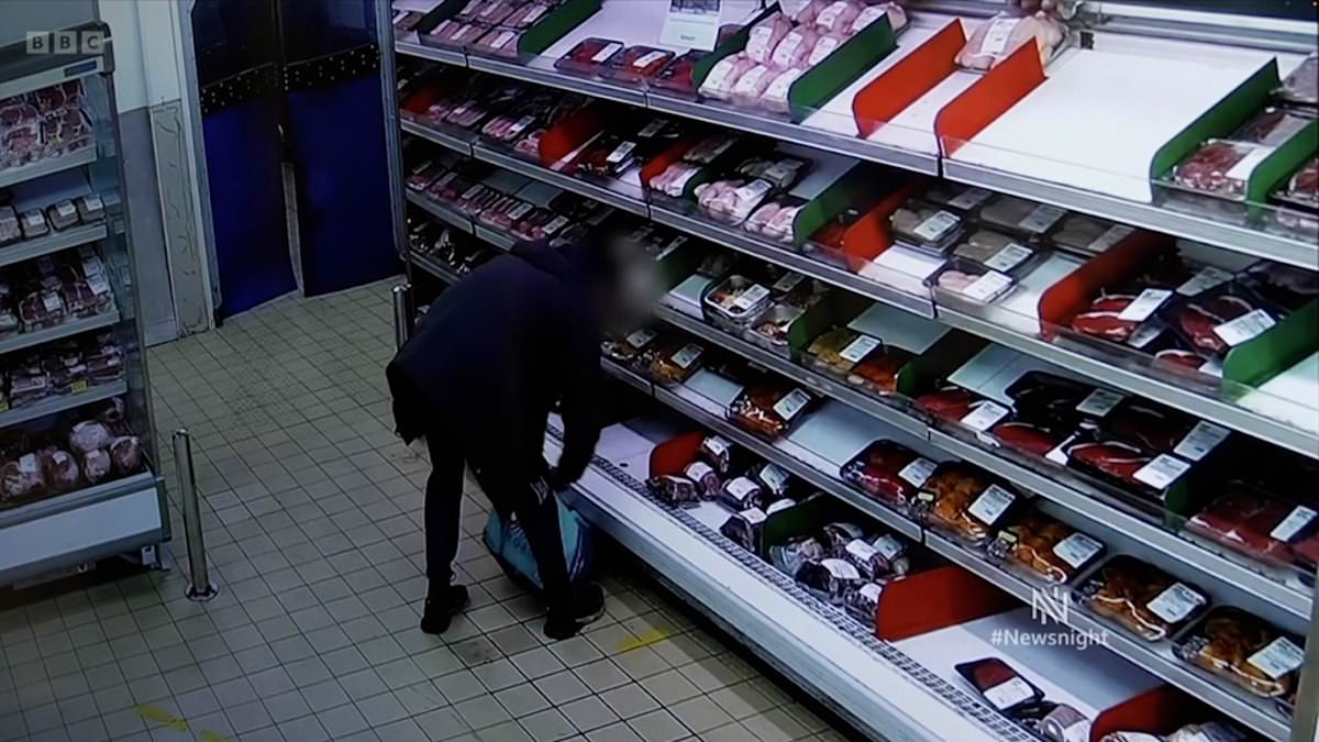 Brazen shoplifters are caught on camera clearing convenience store’s shelves – as owner tells how one punched him as he battles crime costing him 26,000 a year [Video]