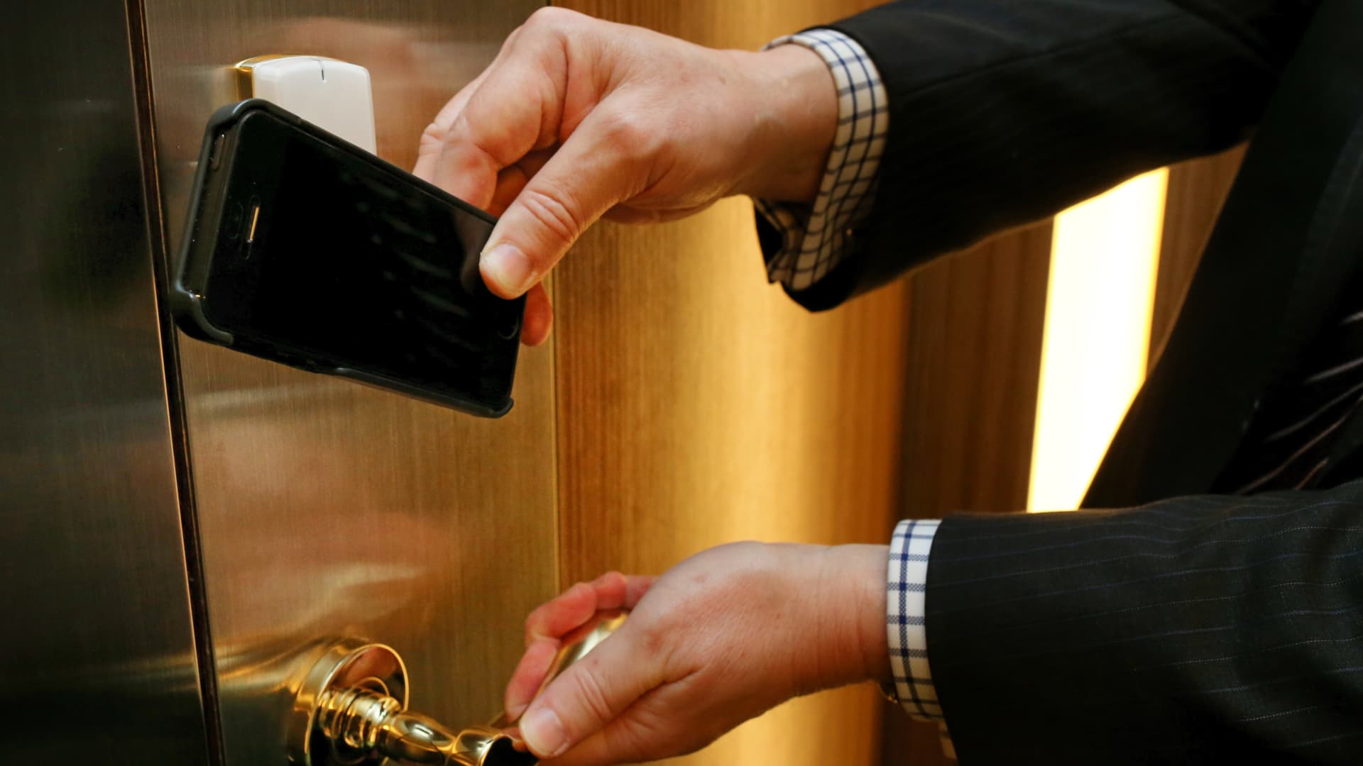 Hotel key cards replaced by Apple, Google wallets [Video]