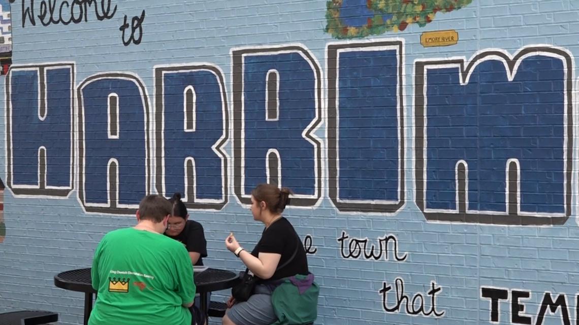 Brothers who restored several old properties receive key to the city during ‘Hooray for Harriman Festival’ [Video]