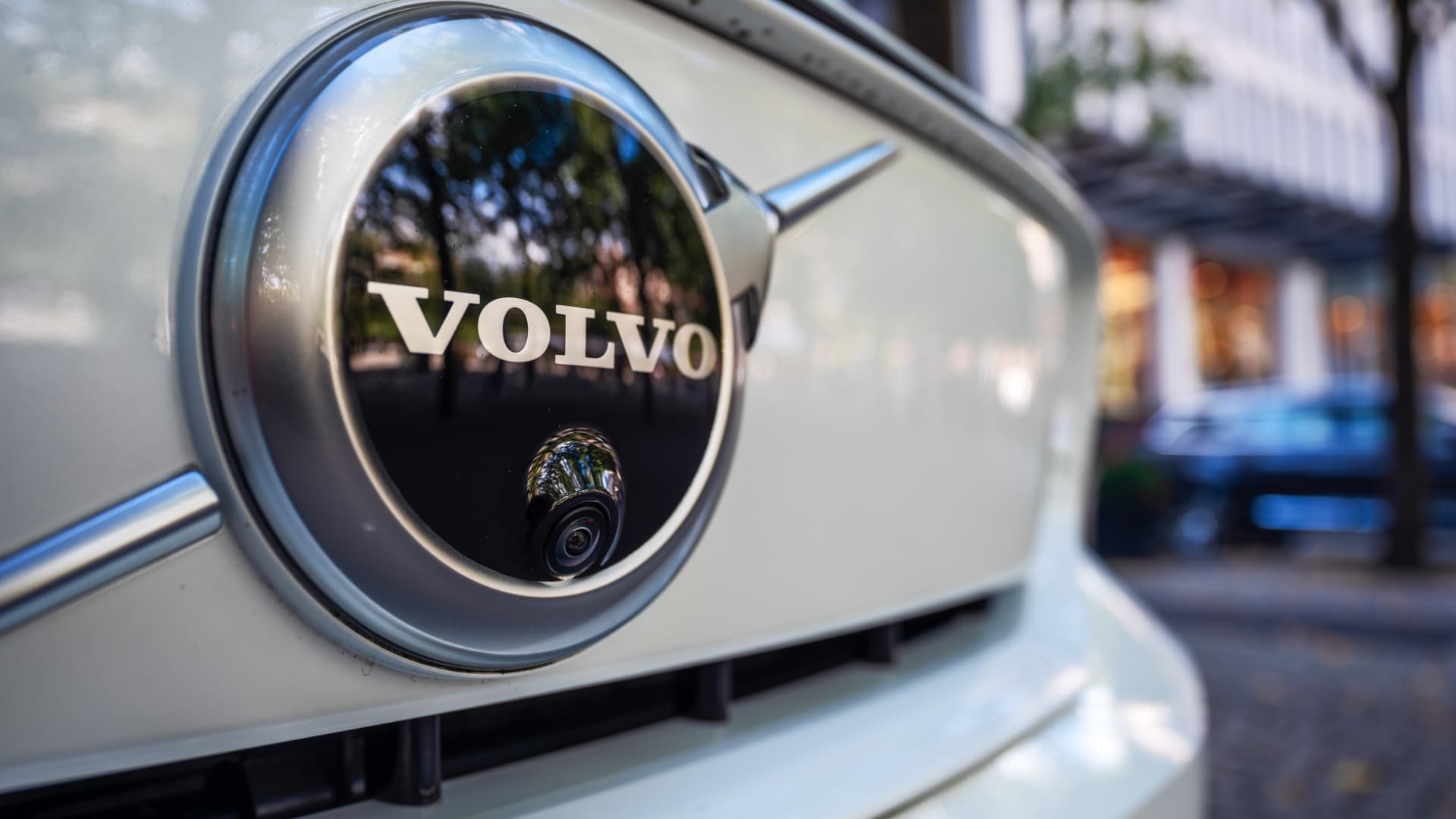 Sweden’s Volvo Cars scraps plan to sell only electric vehicles by 2030 [Video]