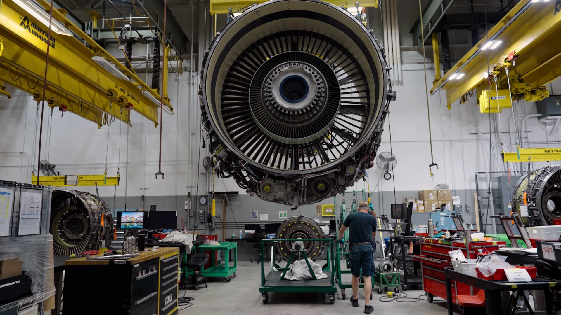 Why airlines like American are scrambling to make engines last longer [Video]