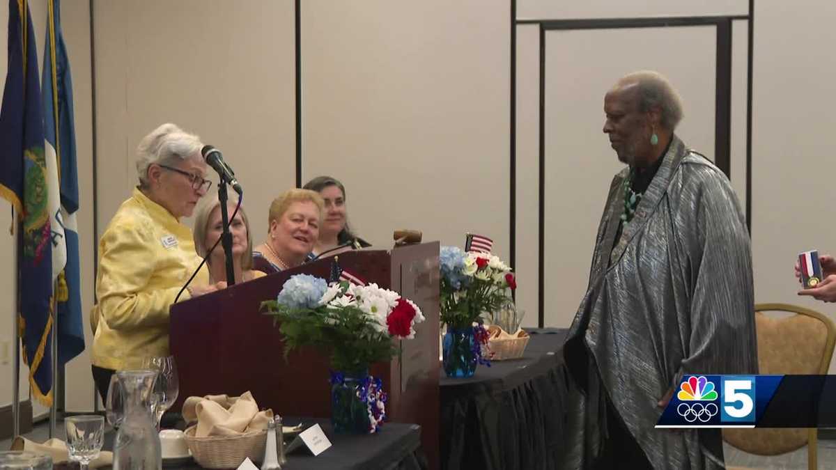 Francois Clemmons of ‘Mister Rogers’ Neighborhood’ receives DAR Medal of Honor [Video]