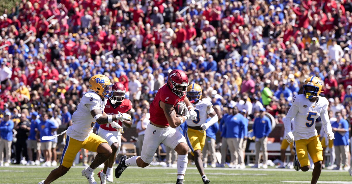 UC Bearcats blow strong start, allow Pittsburgh to crawl back for 27-28 loss [Video]